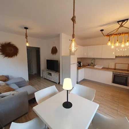 Renove 2 Chambres, Grande Terrasse S-o, Parking Prive Et Piscine Chauffee